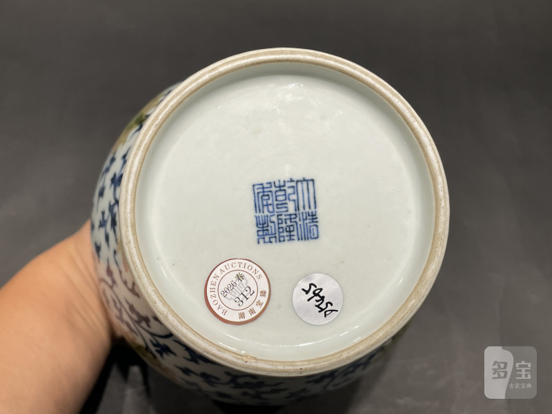 清乾隆 青花釉里红缠枝花卉纹梅瓶 - 图10